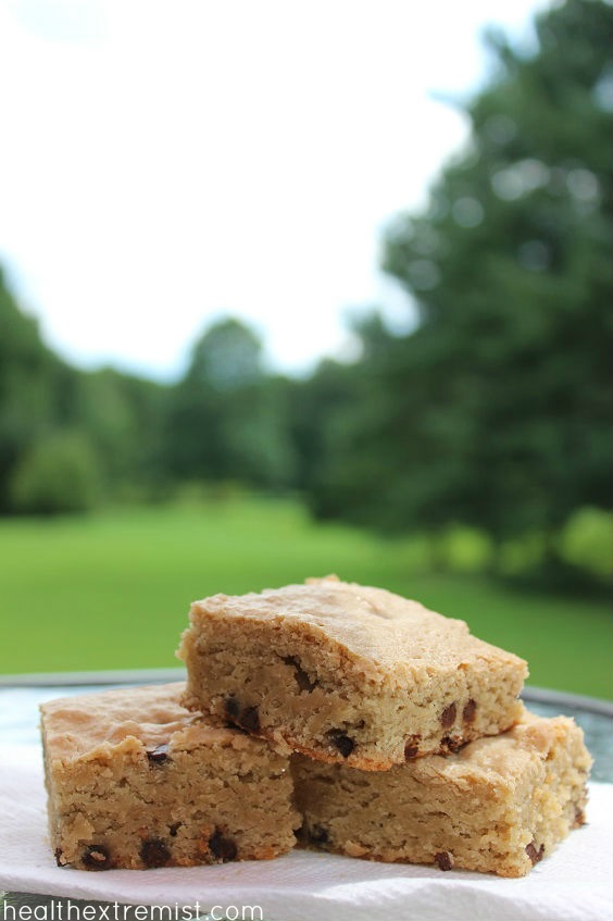 Delicious Paleo Blondies Recipe (gluten free and dairy free) - Delicious, soft, and moist! A healthy paleo treat to indulge.