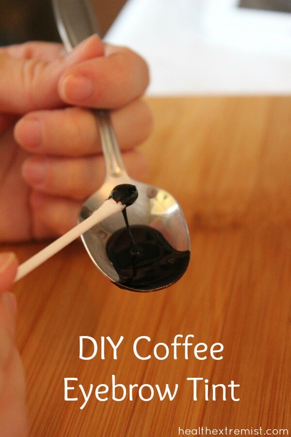 DIY kaffe øjenbrynfarve - Lav din egen kaffe øjenbrynfarve med kaffegrums og vand. Farven varer i uger, og den ser godt ud! #natural # DIY #diynatural #coloreyebreens #darkeneyebreens #coffeetint #dyeeyebreens # øjenbryn