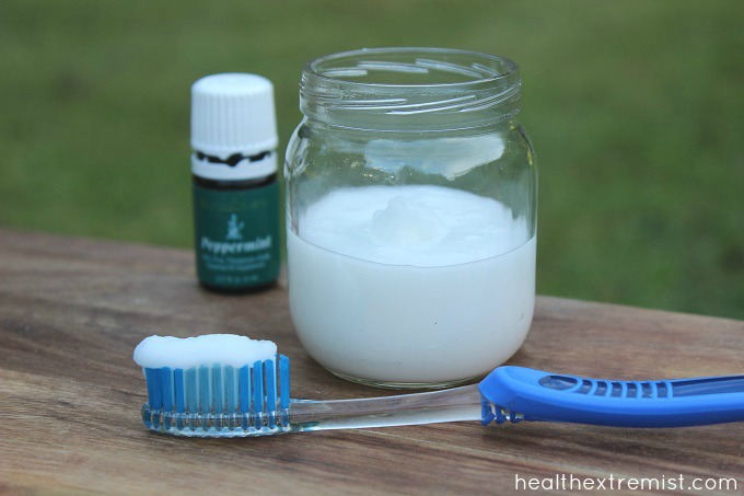 Homemade Natural Peppermint and Coconut Oil Toothpaste - Make this toothpaste with just a few ingredients. It will help fight bacteria and prevent cavities. #diy #homemade #diytoothpaste #toothpaste #naturaltoothpaste #peppermint #pepperminttoothpaste #diypeppermintandcoconutoiltoothpaste